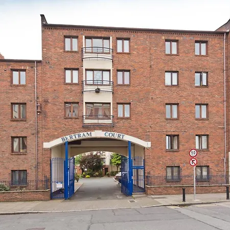Bertram Court, Christchurch. アパート *
